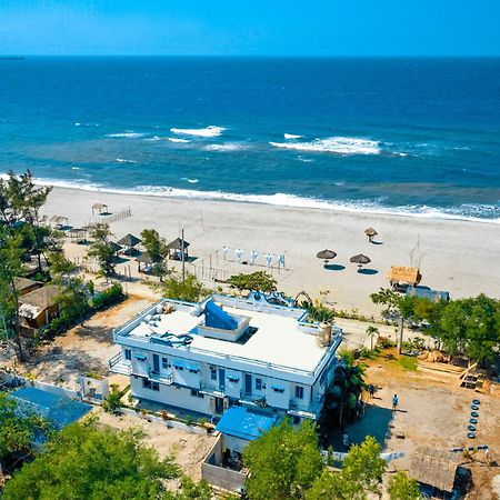 Club Monet Beachfront Resort By Cocotel Cabangan Екстериор снимка